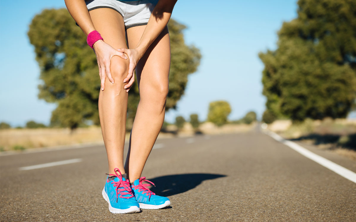 Persona caminando al aire libre para el cuidado articular